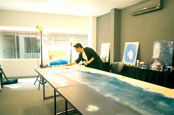 Actor auctions painting for An Giang border guards