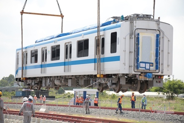 TP.HCM hạ tải đoàn tàu thứ hai xuống đường ray Depot Long Bình