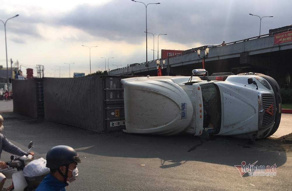 Tai nạn lật xe container giữa vòng xoay, cửa ngõ Sài Gòn ùn tắc kéo dài