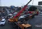 Lật xe container giữa vòng xoay, cửa ngõ Sài Gòn ùn tắc kéo dài