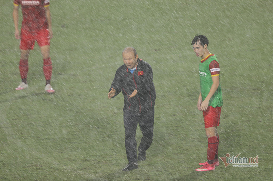 Hé lộ lý do thầy Park cho tuyển Việt Nam dầm mưa dãi nắng