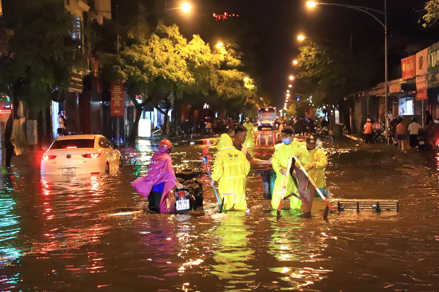 Mưa lớn, nhiều tuyến phố ở Hà Nội biến thành sông