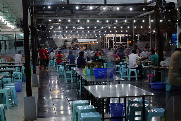 Một số quán bia vẫn tấp nập khách sau lệnh cấm của Hà Nội