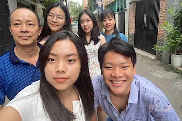 NSƯT Đức Hải sống hạnh phúc bên vợ kém 18 tuổi và 4 con