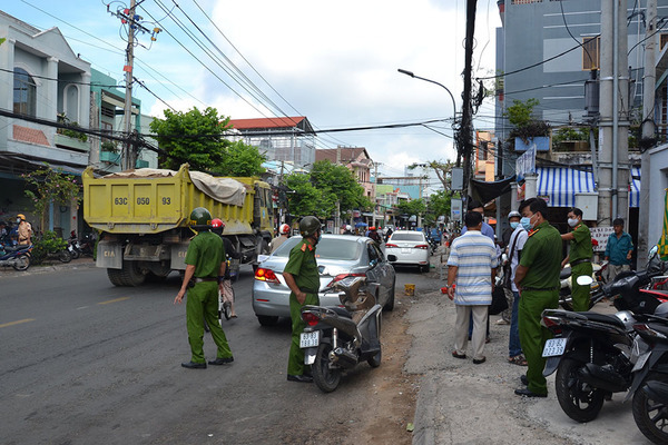 Nam thanh niên bị chém chết trên phố ở miền Tây