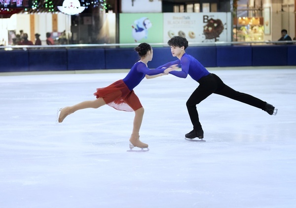 Brother-sister pair wins Asian championship in skating