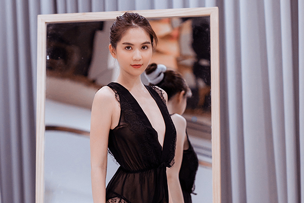 Ngọc Trinh gợi cảm với trang phục do mình thiết kế