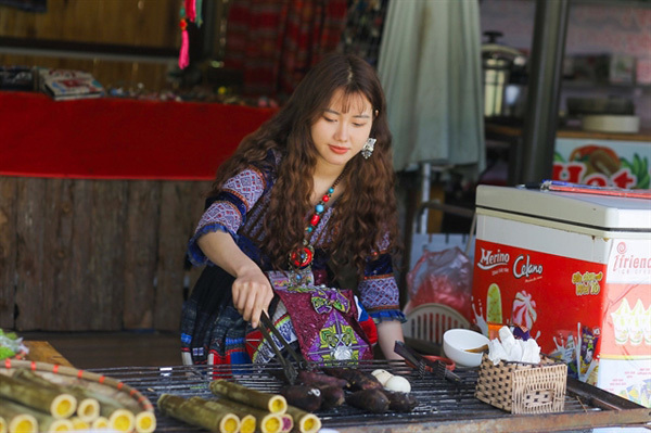 Mong woman catches attention with photo in traditional clothes