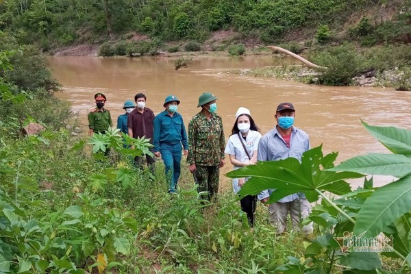 Sải chân dọc biên giới ngày đêm, chốt chặn từ rừng xuống sông ngăn dịch Covid-19