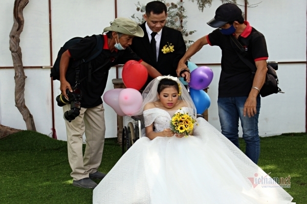 Nhiếp ảnh gia phải bế, cõng cô dâu chú rể, mệt rã rời vẫn hạnh phúc