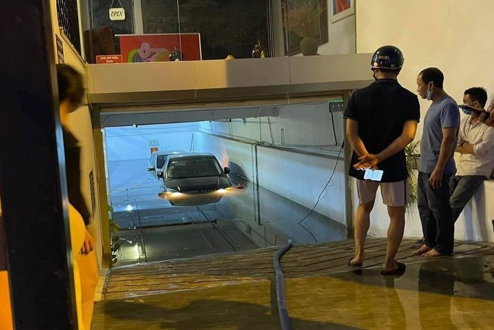 Xe 'bơi' trong hầm chung cư, bên nào đền bù?