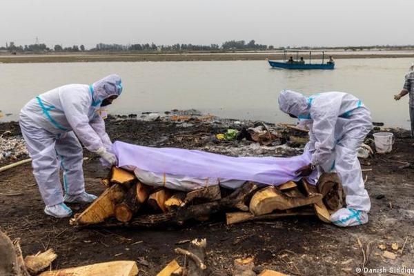 Đưa người chết vì Covid-19 bị bỏ rơi về với sông Hằng