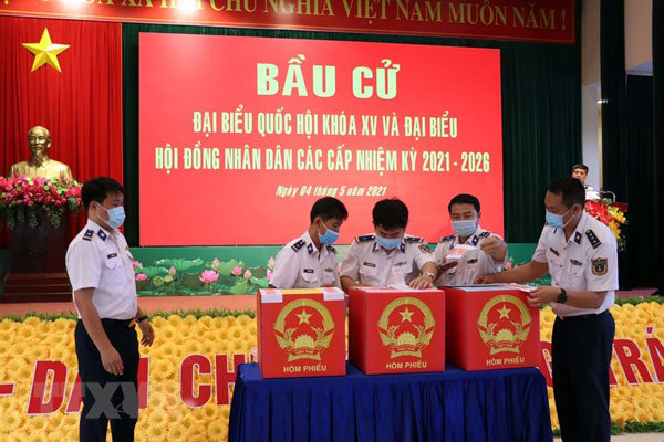 Ba Ria – Vung Tau holds early voting for officers, soldiers on offshore station