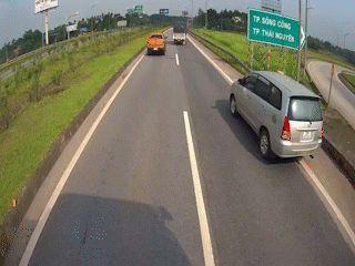 Bắt gặp xe Innova đi lùi trên cao tốc, tài xế xe khách mắng "muốn chết à"