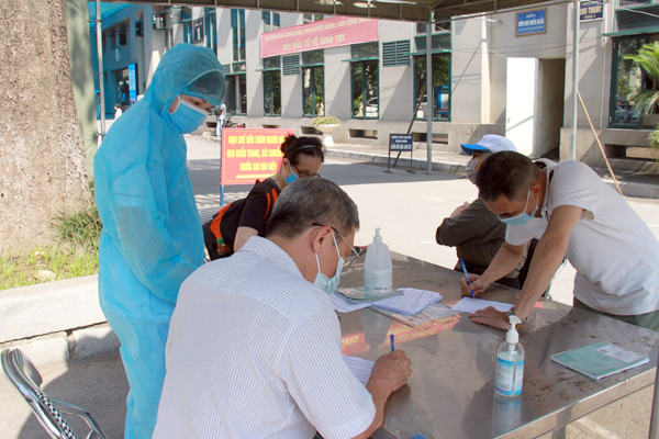 Người nghi mắc Covid-19 đi khám được xử trí thế nào mới đúng quy định