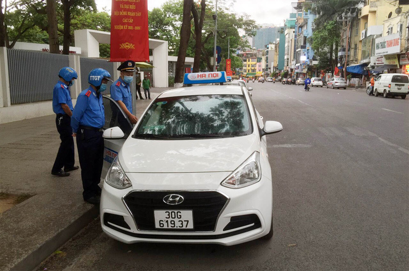 'Chặt chém' khách Tây 200 nghìn, taxi dù bị phạt 9 triệu đồng