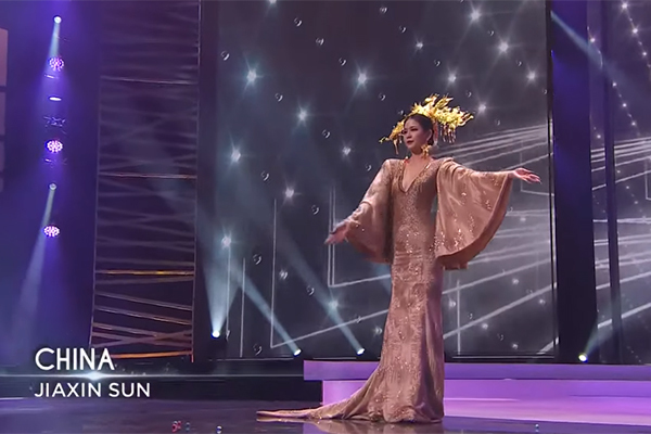 Khánh Vân cùng các hoa hậu thi Trang phục dân tộc ở Miss Universe 2020