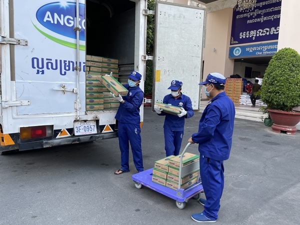 Công ty con của Vinamilk tại Campuchia tặng 48.000 hộp sữa cho người dân ‘vùng đỏ’