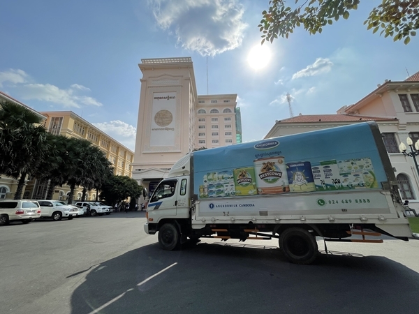 Công ty con của Vinamilk tại Campuchia tặng 48.000 hộp sữa cho người dân ‘vùng đỏ’
