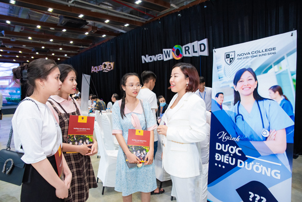 Nova College nâng chất lượng đào tạo bằng hợp tác trong nước, quốc tế