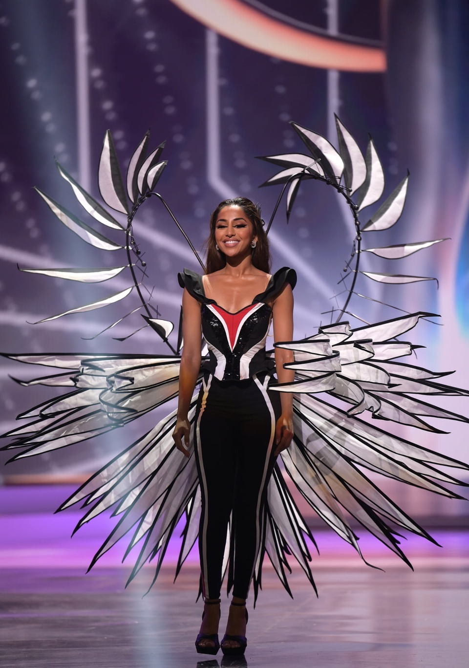 Trang phục dân tộc của Khánh Vân gây ấn tượng ở Miss Universe 2020