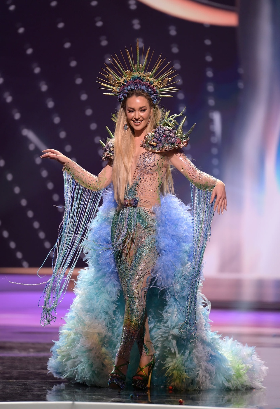 Trang phục dân tộc của Khánh Vân gây ấn tượng ở Miss Universe 2020