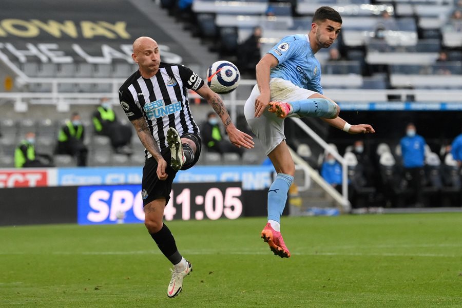 Thắng Newcastle 'điên rồ', tân vương Man City đi vào lịch sử