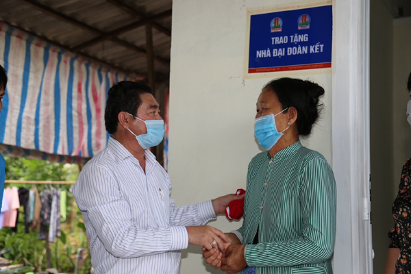 Kim Oanh Group tặng 2 nhà tình thương cho hộ nghèo Vĩnh Long