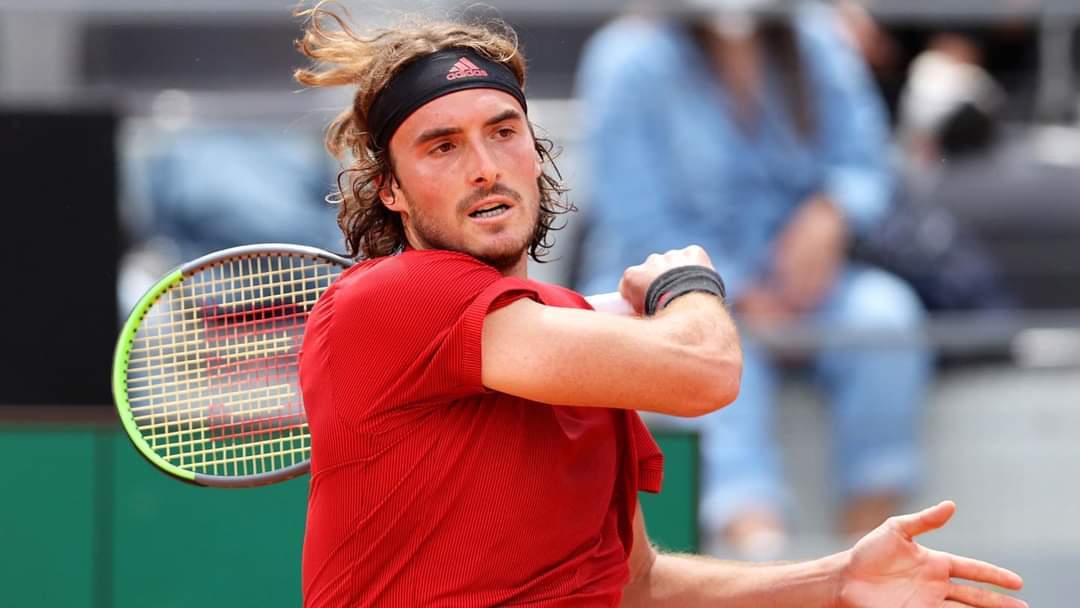 Ngược dòng hạ Tsitsipas sau 2 ngày, Djokovic vào bán kết