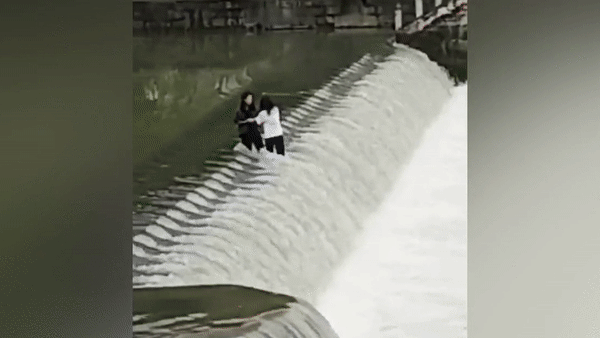 Cố đứng chụp ảnh giữa dòng nước xiết, 2 cô gái bị cuốn trôi