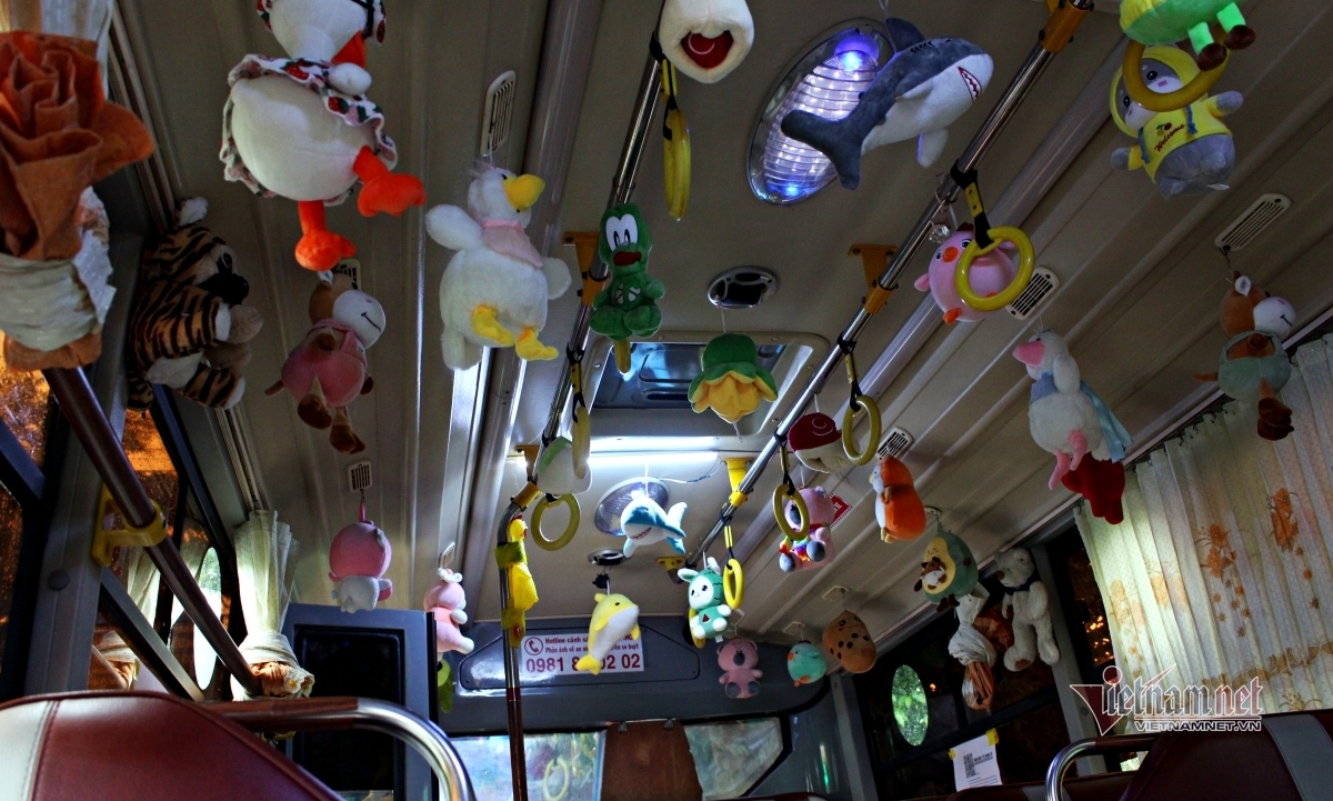 Xe buýt ở Sài Gòn trang trí hàng trăm thú bông, khách quên mệt mỏi