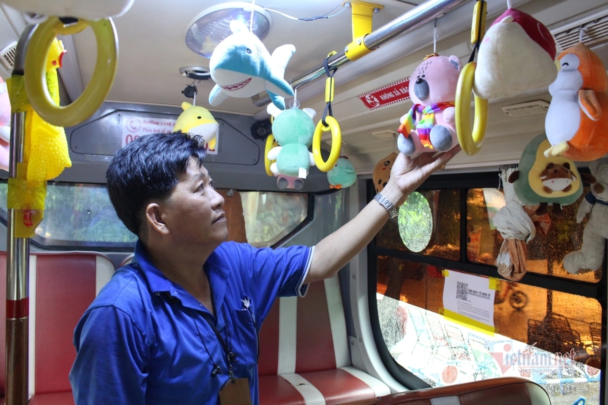 Xe buýt ở Sài Gòn trang trí hàng trăm thú bông, khách quên mệt mỏi