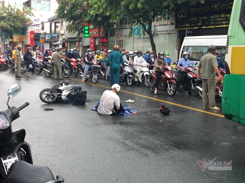 Người cha ngã quỵ ôm thi thể con gái gào khóc giữa đường sau tai nạn - VietNamNet