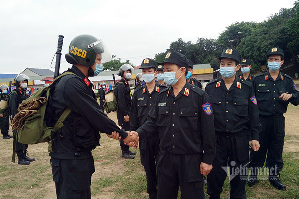 300 cảnh sát cơ động lên đường hỗ trợ Bắc Giang chống dịch Covid-19