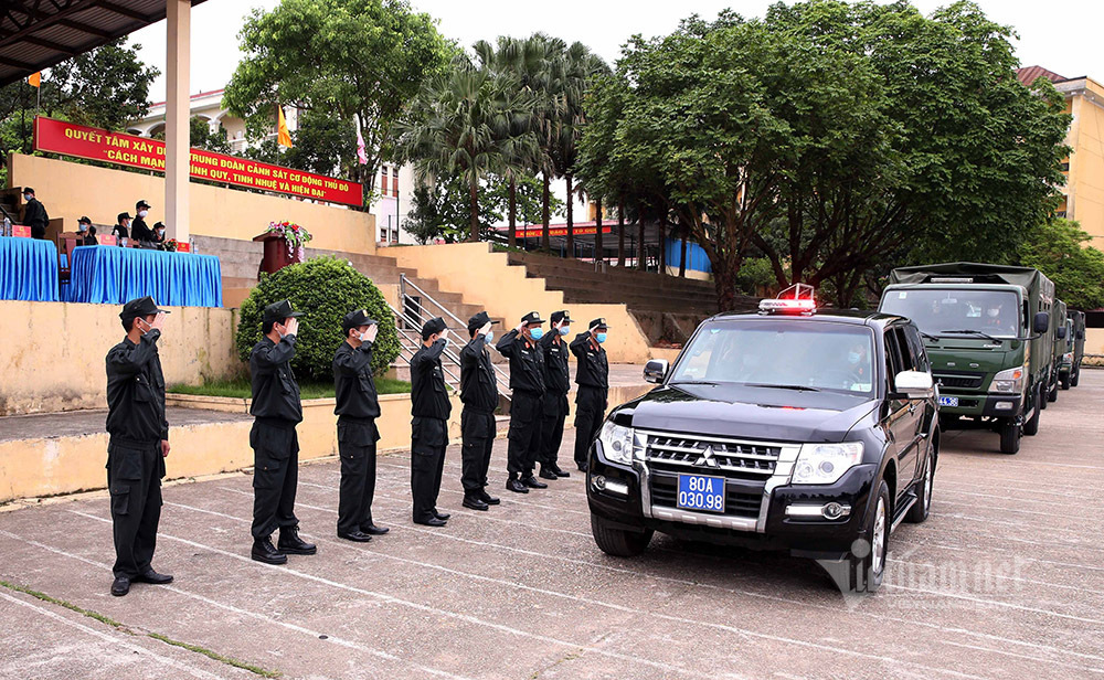 300 cảnh sát cơ động lên đường hỗ trợ Bắc Giang chống dịch Covid-19