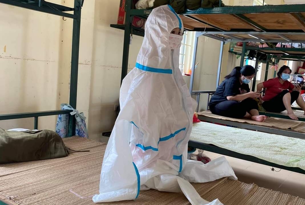 Bé gái 2 tuổi ‘bơi’ trong bộ đồ bảo hộ, cộng đồng mạng xót xa