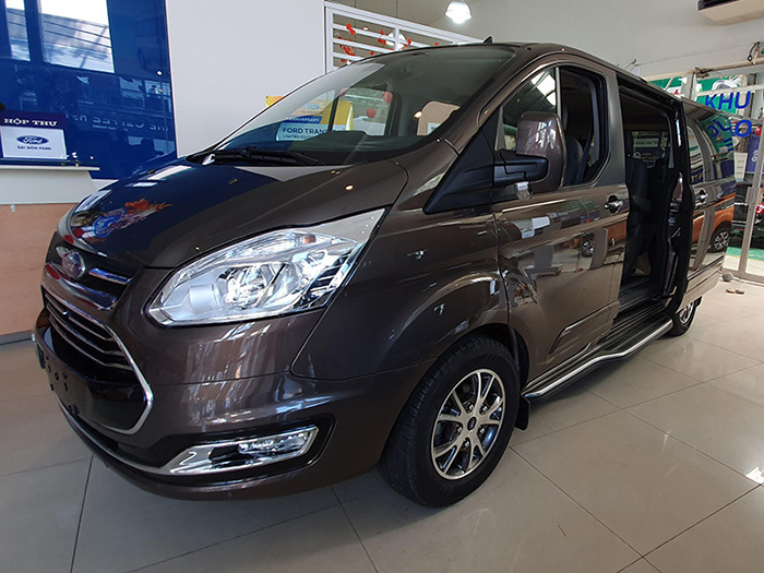Ford Tourneo ngưng bán tại Việt Nam, đại lý xả hàng siêu rẻ