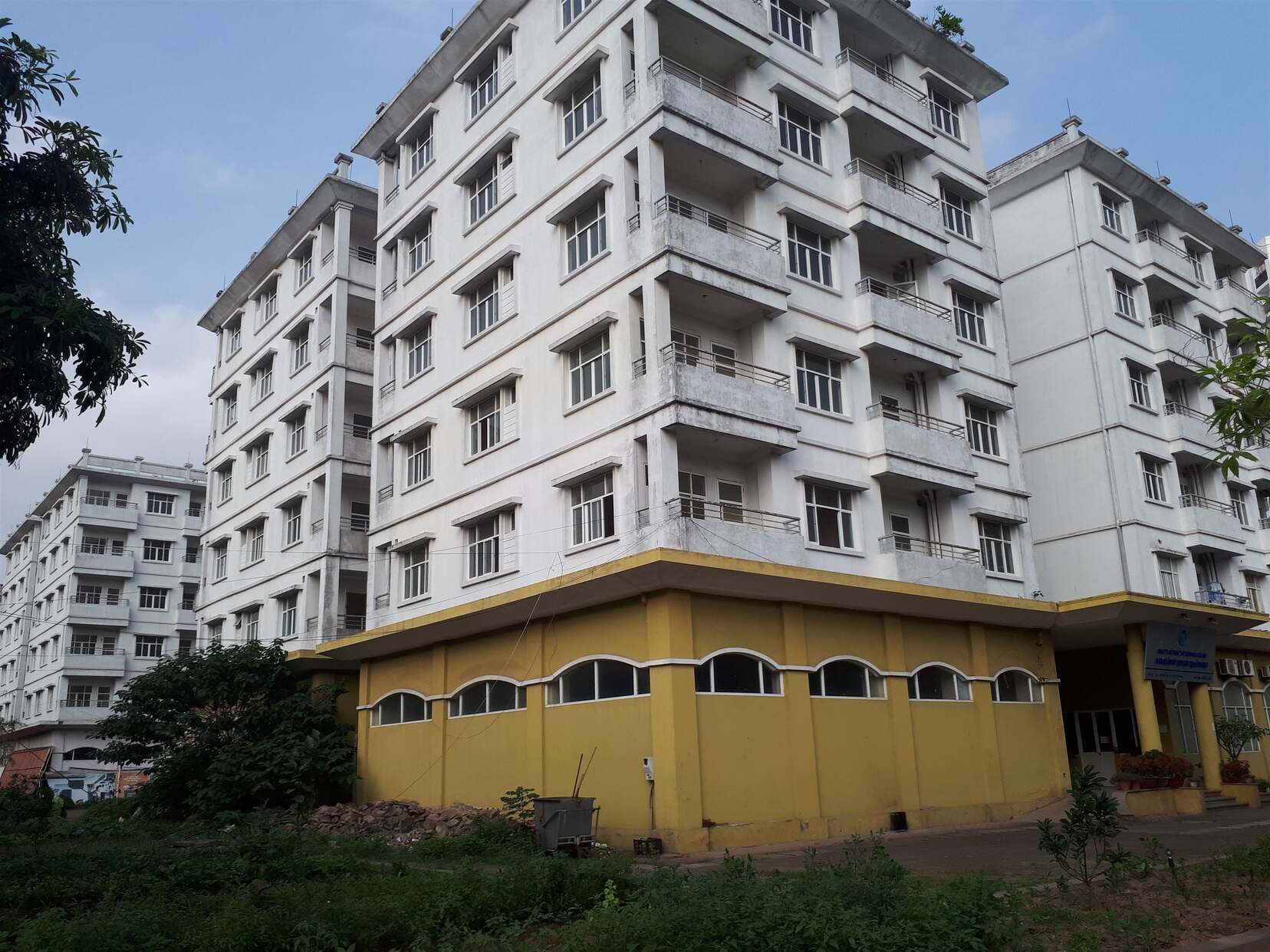 Multi-billion VND apartment buildings unoccupied in central Hanoi