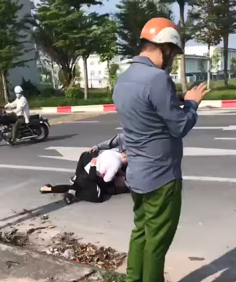 Kỷ luật chiến sĩ công an thờ ơ khi tài xế vật lộn với tên cướp ở Hà Nội