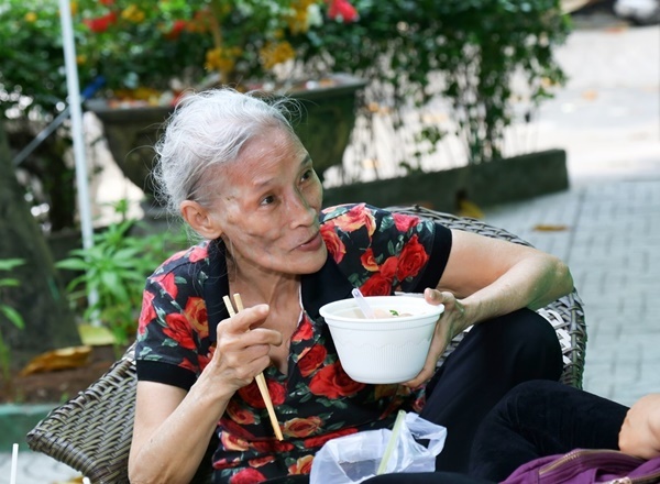 'Quái kiệt sân khấu' Bo Bo Hoàng gày gò vất vả nuôi thân ở tuổi 74