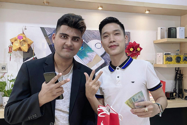 Chủ cửa hàng chỉ cách kiểm tra máy khi mua điện thoại cũ
