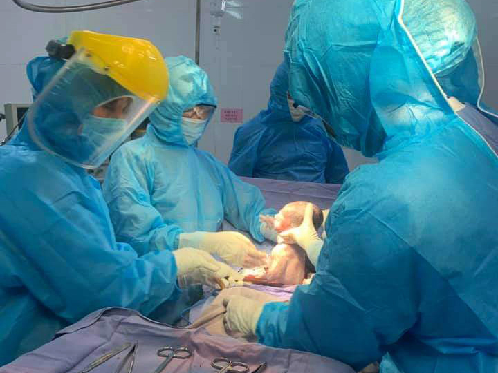 Mổ cấp cứu cho sản phụ chuyển dạ trong khu cách ly ở Đà Nẵng