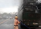 CSGT Bình Dương dập lửa, cứu tài sản cháy nghi ngút trên xe container