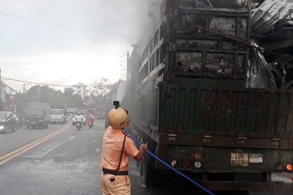 CSGT Bình Dương dập lửa, cứu tài sản cháy nghi ngút trên xe container