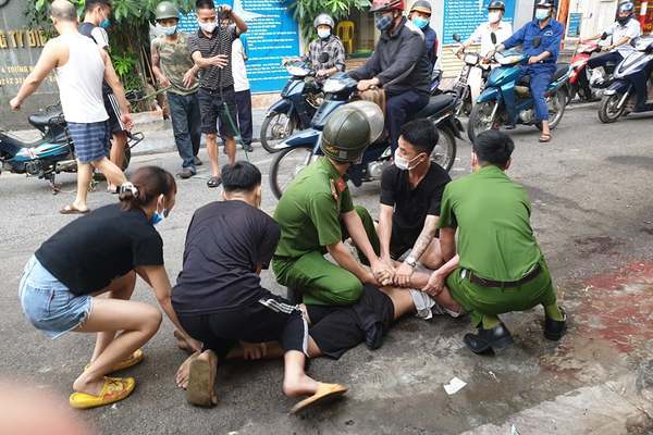 Khống chế kẻ nghi ngáo đá chặn ô tô trấn tiền tài xế