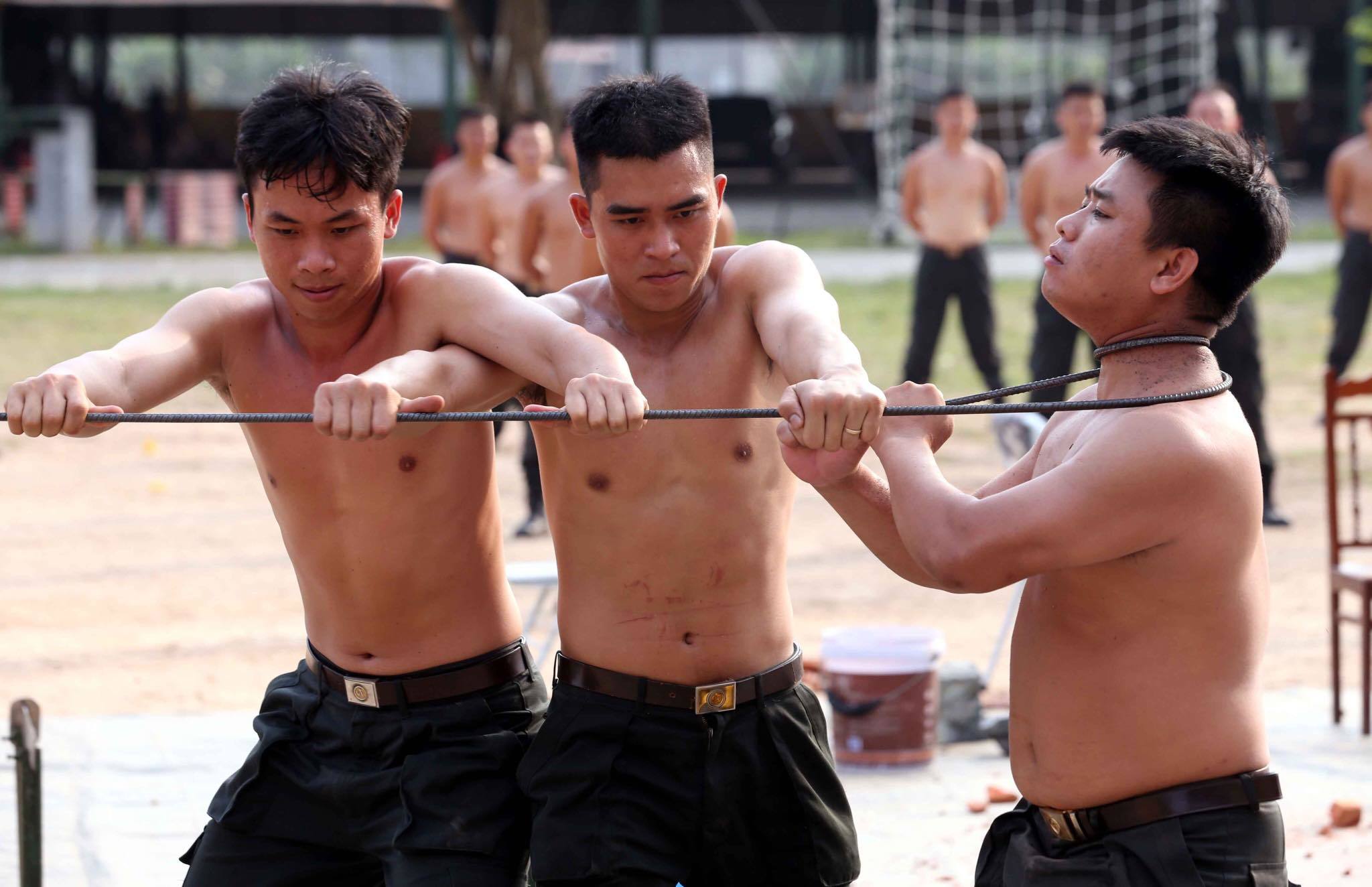 Chiến sĩ 'mình đồng da sắt' phô diễn kỹ năng bảo vệ ngày bầu cử