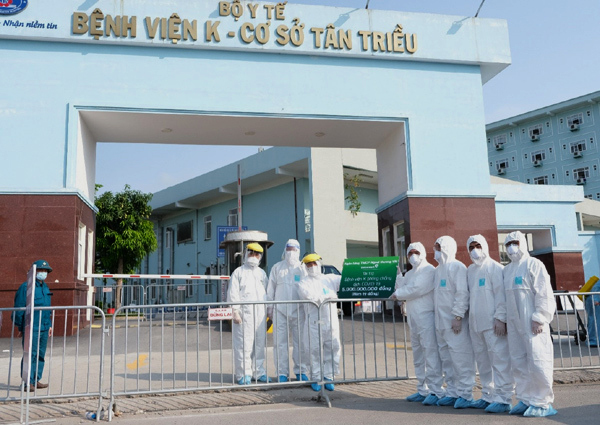 Vietcombank tặng Bệnh viện K 10.000 suất ăn và 5 tỷ đồng chống dịch
