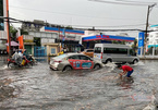 Mưa lớn suốt một giờ, đường Sài Gòn lênh láng nước đen