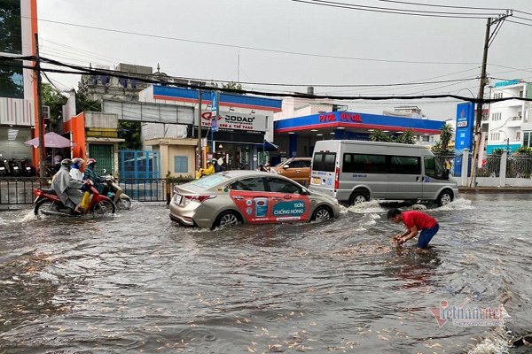 Mưa lớn suốt một giờ, đường Sài Gòn lênh láng nước đen