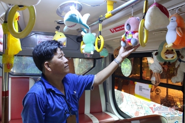 Bus full of plush toys stands out in Saigon